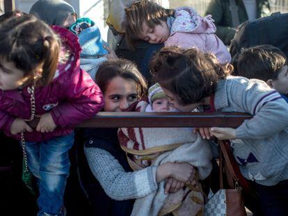 Varias mujeres y niños esperan en Kilis, en la frontera turca el 8 de febrero.