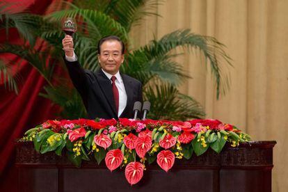 El primer ministro chino, Wen Jiabao, brinda durante su discurso en Pekín con motivo del Día Nacional.