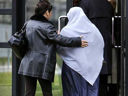 Una alumna llega al instituto musulmán Al Kindi, cerca de Lyon.