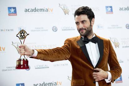 Javier Rey posa con el galardón a Mejor actor por su actuación en Fariña.
