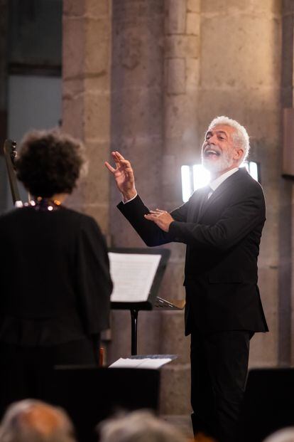 La imagen de la felicidad: Marco Mencoboni dirigiendo a su grupo Cantar Lontano el jueves por la tarde en la catedral de Utrecht.