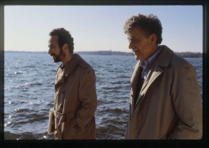 El cineasta Robert B. Weide y el escritor Kurt Vonnegut en una imagen del documental 'Kurt Vonnegut: a través del tiempo' disponible en Filmin.