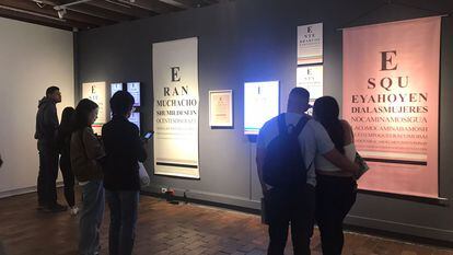 Visitantes recorren la exposición 'Visión 20/20' dentro del Museo Nacional.