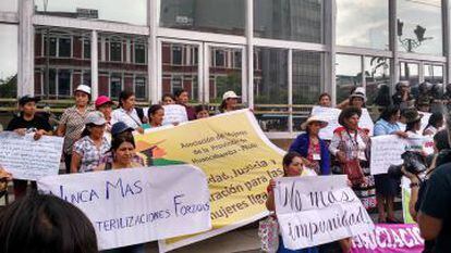 Víctimas de esterilizaciones forzadas protestan en el Ministerio Público.