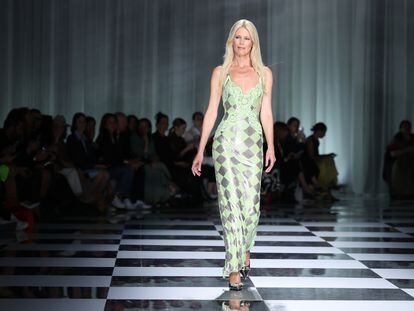 Claudia Schiffer cerró el desfile de Versace, el 22 de septiembre de 2023 en la semana de la moda de Milán.