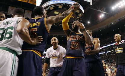 LeBron y JR Smith celebran una canasta.