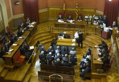 Vista del banquillo de los implicados en elen el 'Caso Hacienda', durante la lectura pública del fallo de la Audiencia de Barcelona.