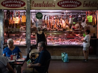 Una de las dos charcuterías del mercado de Ciutat Meridiana de Barcelona, este jueves.