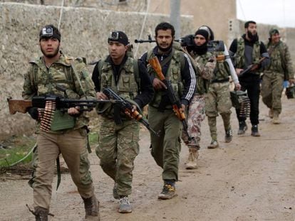 Soldados rebeldes sirios, camino de Al Bab, en el norte dle pa&iacute;s, el 15 de enero de 2017. 