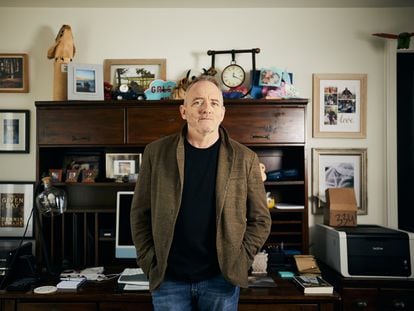 El escritor Dennis Lehane posa en su casa de Los Ángeles.