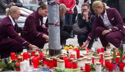 Empleadas de Germanwings dejan velas y flores frente a la sede de la aerolínea este miércoles en Colonia.