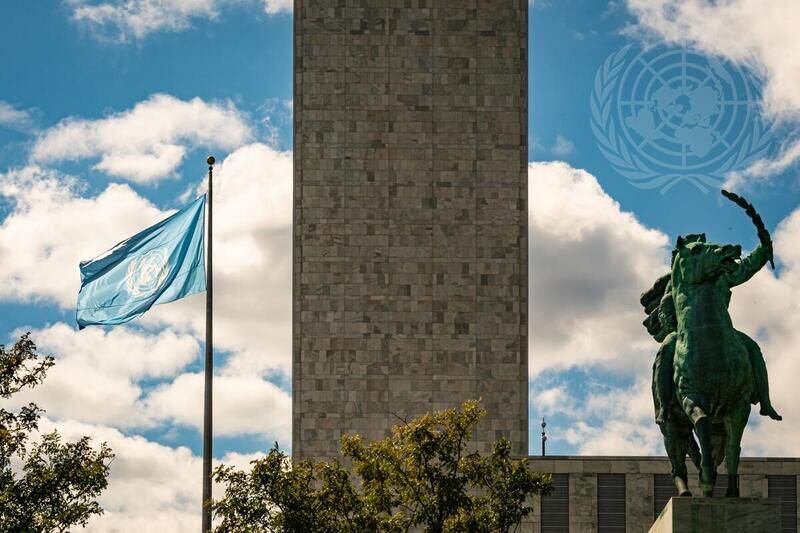 La bandera de Naciones Unidas junto a la escultura 'Monumento a la Paz' ubicada en el edificio de la sede de la ONU. 
