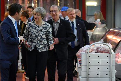 Theresa May y su marido Philip May visitan el mercado de Smithfield durante el último día de campaña antes de las elecciones generales de Reino Unido convocadas para el 8 de junio de 2017.