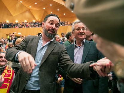 El presidente de Vox, Santiago Abascal (izquierda), y el fundador del partido, Jose Antonio Ortega Lara (derecha), saludan a simpatizantes a su llegada al acto celebrado el 17 de enero de 2019 en el Auditorio de Zaragoza.