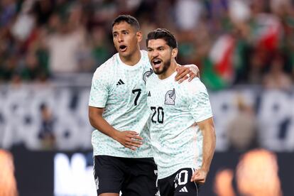 Luis Romo y Henry Martín celebran el primer gol de México ante Haití en la Copa Oro.