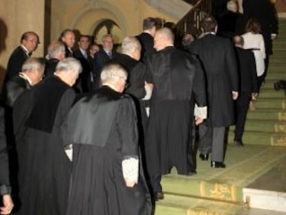 Los magistrados del Poder Judicial suben las escaleras del alto tribunal en el bicentenario de su creaci&oacute;n.