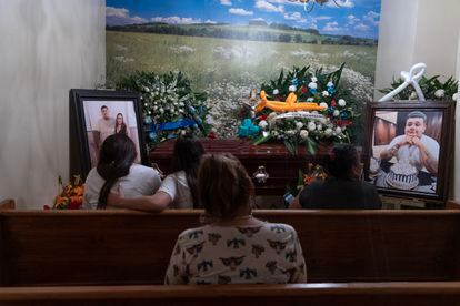 Familiares y amigos durante el velorio de Gustavo Ángel Suárez, uno de los cinco jóvenes que murieron a manos de militares.