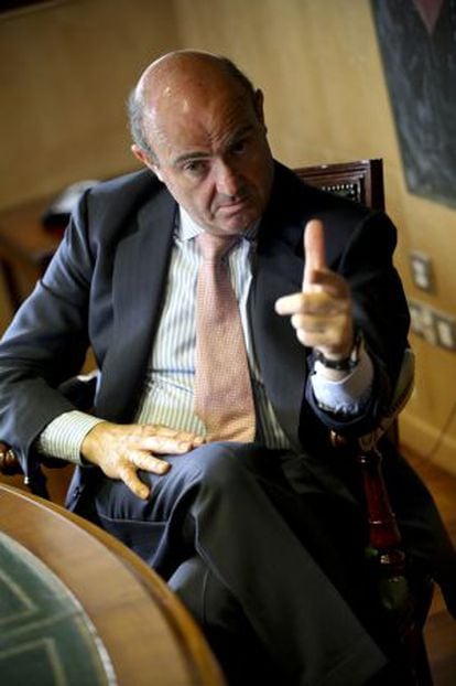 El ministro de Economía, Luis de Guindos, durante la entrevista concedida a El País.