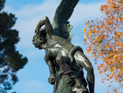 Estatua de ángel caído en el parque de Retiro en Madrid.