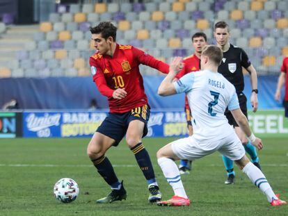 Gonzalo Villar, autor de uno de los tres goles de España, protege el balón ante Zan Rogelj este miércoles en Maribor (Eslovenia).