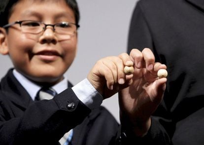 El niño Johann Sebastian Fernández, tras cantar el premio gordo de la Lotería de Navidad, el 22 de diciembre de 2011, en el sorteo celebrado en el Palacio de Congresos de Madrid.