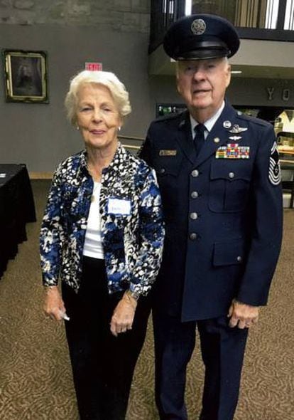 Skaar, de 81 años, junto a su esposa, vestido con uniforme de gala militar en noviembre pasado, en una fotografía facilitada por él