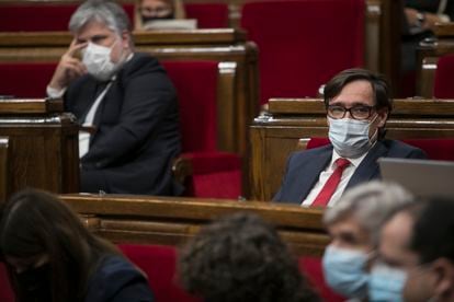 Los presidentes de los grupos parlamentarios de Junts, Albert Batet (izquierda) y PSC, Salvador Illa (derecha) en la Cámara catalana.