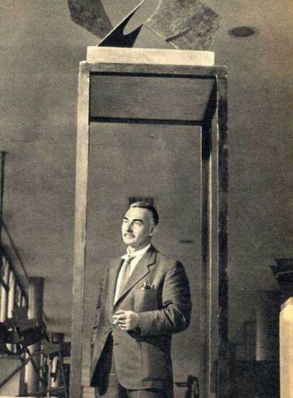Oteiza, tras recibir el premio de escultura en la Bienal de São Paulo en 1957.