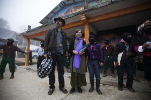 El escritor Juan Villoro y la filósofa Fernanda Navarro, en Oventic (Chiapas).