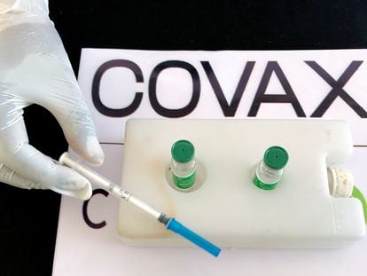 Una enfermera se prepara para administrar la vacuna AstraZeneca suministrada por Covax en el Hospital General Eka Kotebe en Addis Abeba, Etiopía el 13 de marzo de 2021.