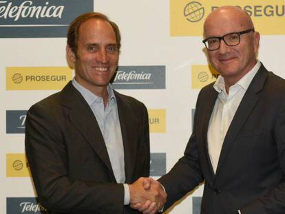 Christian Gut y Ángel Vilá, consejeros delegados de Prosegur y Telefónica, respectivamente, en la firma de la primera alianza.