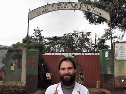 El pediatra Iñaki Alegría, en la entrada del hospital de Gambo, en Etiopía.