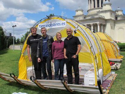 Cuatro de los miembros de la expedici&oacute;n a Groenlandia (de izquierda a derecha: Ram&oacute;n Larramendi, Manuel Olivera, Karin Moe Bojsen y Eusebio Beamonte) ante el trineo de viento.