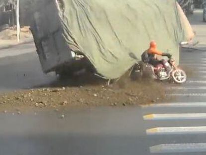 El conductor del camión perdió el control, haciendo que la tierra y las piedras que llevaba cayesen y desplazasen al motorista varios metros