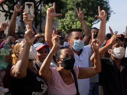 Un grupo de manifestantes contrarios al Gobierno se manifiestan en las calles de La Habana, el pasado 11 de julio. En vídeo, videoanálisis sobre las protestas en Cuba. 