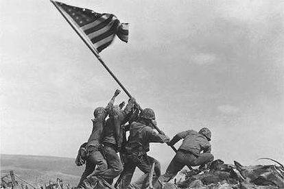 La toma de la isla japonesa de Iwo Jima por soldados estadounidenses, el 23 de febrero de 1945.