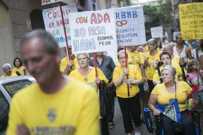 Vecinos de la Barceloneta durante la manifestación de este viernes.