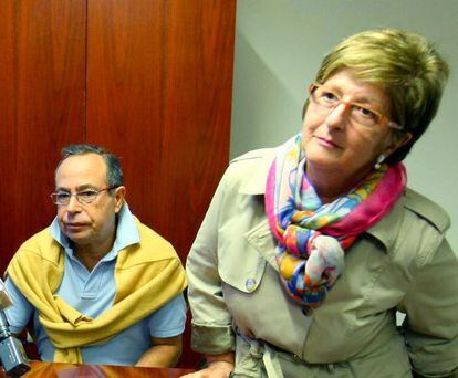 Los padres de Iñigo Cabacas, en una rueda de prensa en Bilbao.