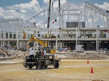 López Obrador recorre el sitio de construcción del aeropuerto en Tulum (Estado de Quintana Roo), el 23 de septiembre.