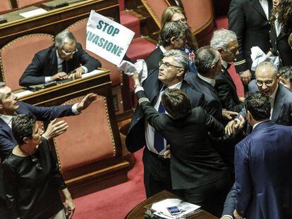 Senadores italianos de la Liga Norte protestan contra la ley Ius Soli.