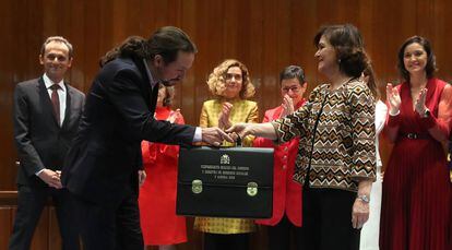 Pablo Iglesias recoge su cartera ministerial de manos de Carmen Calvo.