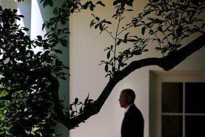 Barack Obama sale de la Oficina Oval de la Casa Blanca en Washington, EE.UU.