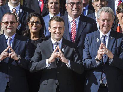 Macron posa con miembros de la comisi&oacute;n de evaluaci&oacute;n del COI. 