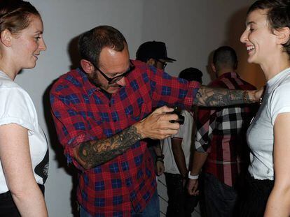 Terry Richardson fotografiando el pecho de una modelo.