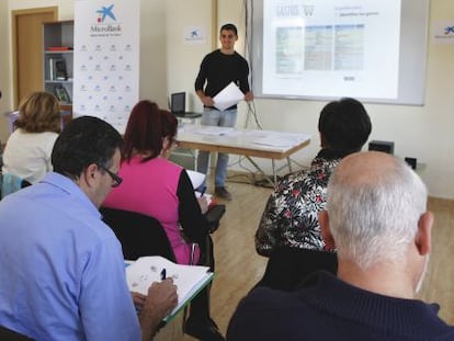 Un voluntario imparte un taller de finanzas personales de MicroBank.