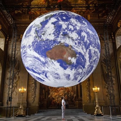 'Gaia', obra del artista Luke Jerram, durante su exhibición en Greenwich, Londres, en 2020.