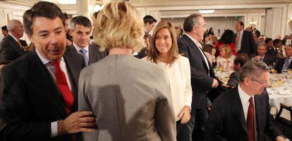 El presidente madrileño, Ignacio González, con su antecesora, Esperanza Aguirre (de espaldas), y los ministros Alberto Ruiz-Gallardón y Ana Mato.