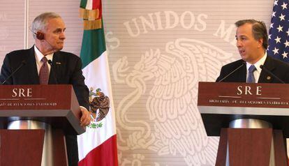 El ministro de Exteriores mexicano junto al gobernador de Minnesota.