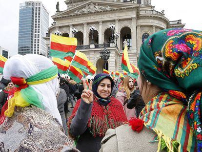 Mujeres kurdas en trajes tradicionales que viven en Alemania se manifiestan en Francfort, Alemania, el s&aacute;bado 18 de marzo de 2017. Miles celebran el festival de primavera de Newroz y protestan contra el presidente turco Erdogan. 