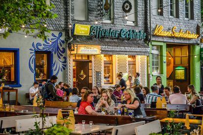 Atmosphere on the terraces of Sachsenhausen, one of the most authentic neighborhoods of the German city.